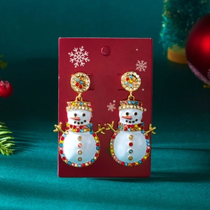 Detail van kerst sneeuwpop oorbellen met kleurrijke strass-steentjes op feestelijke decor