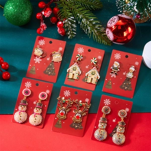 Boucles d'Oreilles Pendantes Noël en Alliage de Zinc avec Strass Perle Artificielle Père Noël Bonhomme de Neige Renne
