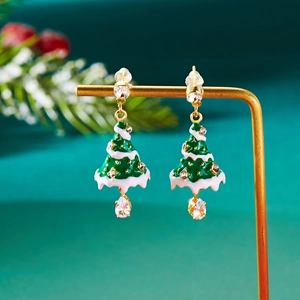 Detailweergave van kerstboom oorbellen met groen emaille en druppelvormig kristal