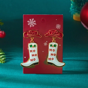 Detail van feestelijke cowboyhoed en laarzen oorbellen met HO HO HO tekst op kaart