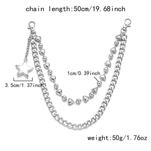 Détail de la chaîne de taille argentée à double couche avec pendentifs cœur et étoile