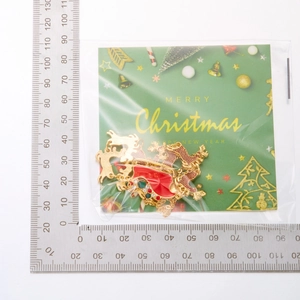 Vue détaillée du collier de Noël avec pendentifs traîneau et mesure de la taille