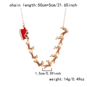 Détail du collier de Noël avec traîneau du Père Noël et pendentifs rennes