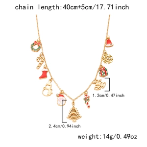 Détail du collier de Noël avec pendentifs festifs en émail comme le Père Noël et sapins