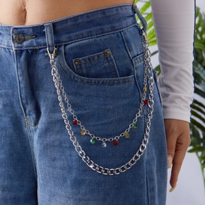 Détail d'une chaîne de pantalon argentée double couche avec perles colorées et mousquetons