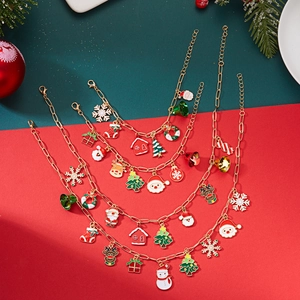 Detail van gouden kerstketting met emaille hangers van de kerstman en rendieren