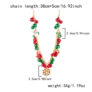 Vue détaillée du collier de Noël avec cloches festives et breloques en émail coloré