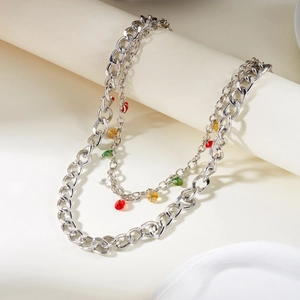 Détail d'une chaîne de taille argentée à double rangée avec des pendentifs en cœur colorés