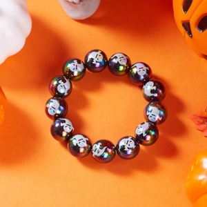 Dettaglio del braccialetto di Halloween con perle fantasma e rivestimento iridescente