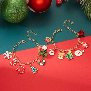 Detail van kerstarmbandset met emaille kerstman, rendier en sneeuwvlok hangertjes