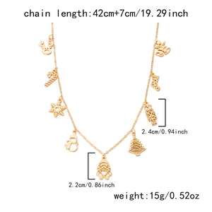 Vue détaillée du collier de Noël doré avec pendentifs bonhomme de neige et sapin