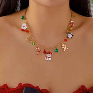 Vue détaillée du collier festif doré orné de breloques sapin de Noël et bonhomme de neige