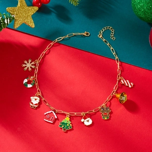 Detail van gouden armband met kleurrijke emaille kersthangers en een karabijnsluiting