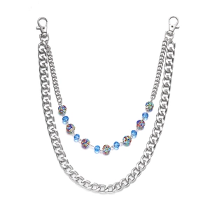 Détail d'une double chaîne argentée avec perles colorées et fermoirs mousquetons sur blanc