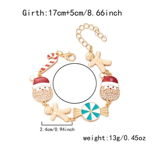 Dettaglio bracciale di Natale con ciondoli Babbo Natale e omino di pan di zenzero