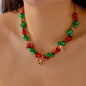 Détail du collier de Noël avec cloches colorées, sucres d'orge et pendentif flocon