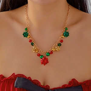 Détail d'un collier de Noël festif avec cloches colorées et pendentifs nœuds sur modèle
