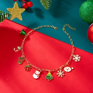 Detail van een gouden kerstarmband met bedeltjes van de kerstman, rendieren en sneeuwvlokken