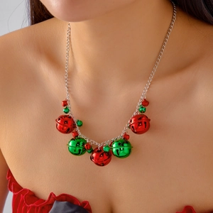 Détail d'un collier de Noël avec des cloches festives rouges et vertes brillantes