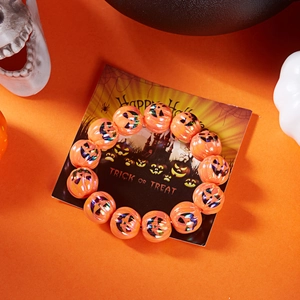 Dettaglio macro del braccialetto di Halloween con motivi di zucca arancione lucidi