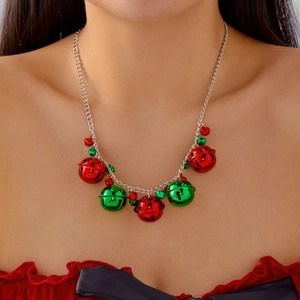 Détail du collier de Noël avec des cloches rouges et vertes sur une chaîne en argent