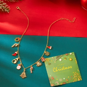 Détails du collier de Noël avec pendentifs en émail Père Noël et sapin sur chaîne dorée