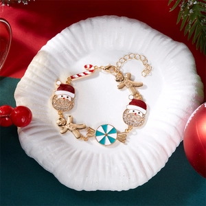 Dettaglio del braccialetto natalizio con Babbo Natale e omino di pan di zenzero su vassoio