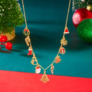 Détail d'un collier doré orné de charms de Noël colorés en émail brillant