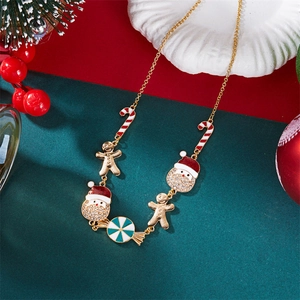 Dettaglio della collana di Natale con ciondoli Babbo Natale e omino di pan di zenzero