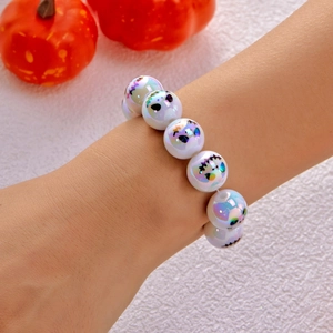 Dettaglio del bracciale di Halloween con stampe di fantasmi e zucche su perle iridate