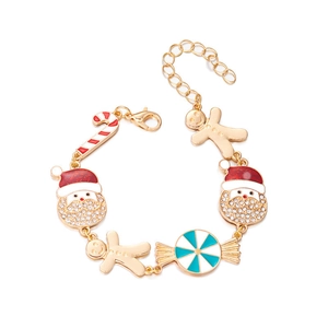 Dettaglio del bracciale di Natale con ciondoli Babbo Natale, omino di pan di zenzero e bastoncino