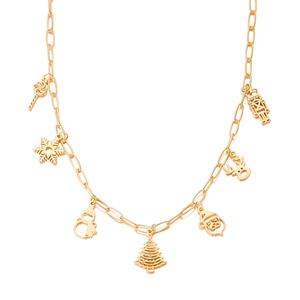 Gros plan d'un collier de Noël doré avec sept breloques festives sur un fond blanc neutre