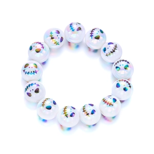 Dettaglio del bracciale di Halloween con teschi colorati stampati su perle iridescenti