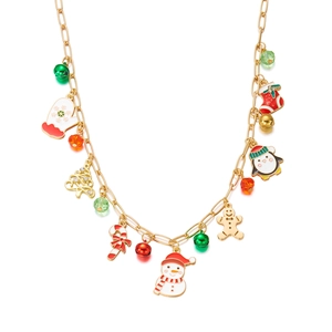 Vue détaillée du collier de Noël avec breloques en émail comme bonhomme de neige et pain d'épices