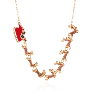Détail du collier de Noël avec traîneau en émail rouge et breloques de rennes dorés