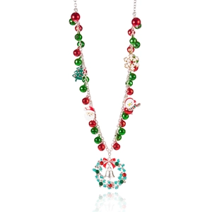 Détail du collier de Noël avec cloches rouges et vertes et pendentifs en émail fin