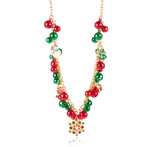 Détail d'un collier de Noël avec breloques en émail et pendentif flocon de neige brillant