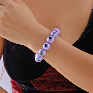 Bracciale con grosse perle viola iridescenti con finitura arcobaleno metallizzata per Halloween