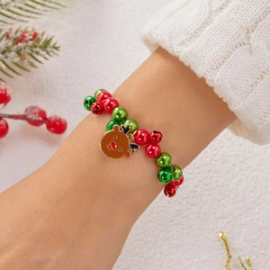 Dettaglio del bracciale natalizio con perline rosso-verdi e ciondolo a forma di renna