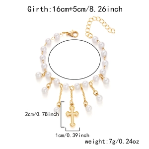 Détail du bracelet en perles avec pendentif croix dorée et fermoir ajustable