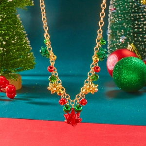 Collier de Noël doré festif avec cloches et perles colorées sur fond de fête