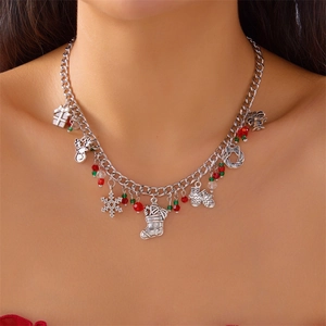 Close-up van kerstketting met bedeltjes van sneeuwvlokken en rendieren