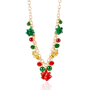 Collier de Noël avec chaîne dorée, cloches colorées et nœuds sur fond blanc neutre