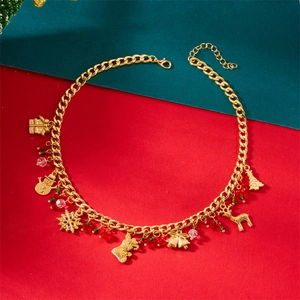 Detailopname van gouden kerstketting met diverse hangers op een feestelijke basis