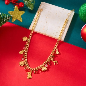 Gouden kerstboom ketting met feestelijke bedeltjes en kleurrijke kraaltjes