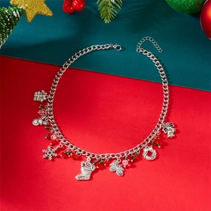 Gouden kerstketting met feestelijke hangers zoals sneeuwvlokken en geschenkdozen