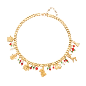 Gouden kerstketting met hangers van boom, hert en bel aan een stijlvolle schakelketting