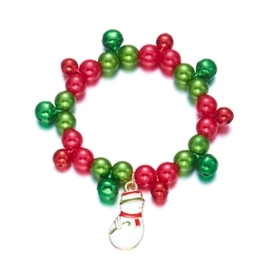 Bracciale natalizio con campanelli rossi verdi e ciondolo pupazzo di neve su sfondo bianco