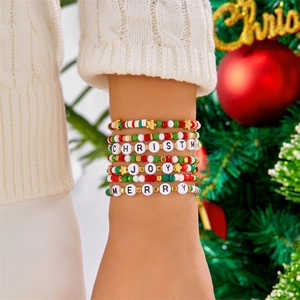Kerst kralenarmband set met rode, groene en witte kralen en feestelijke bedeltjes