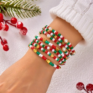 Detailopname van kerst kralenarmband set met sneeuwpop bedeltjes op de pols gedragen